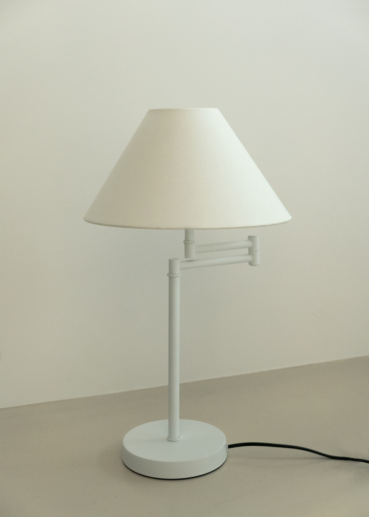  Line Stand Lamp White