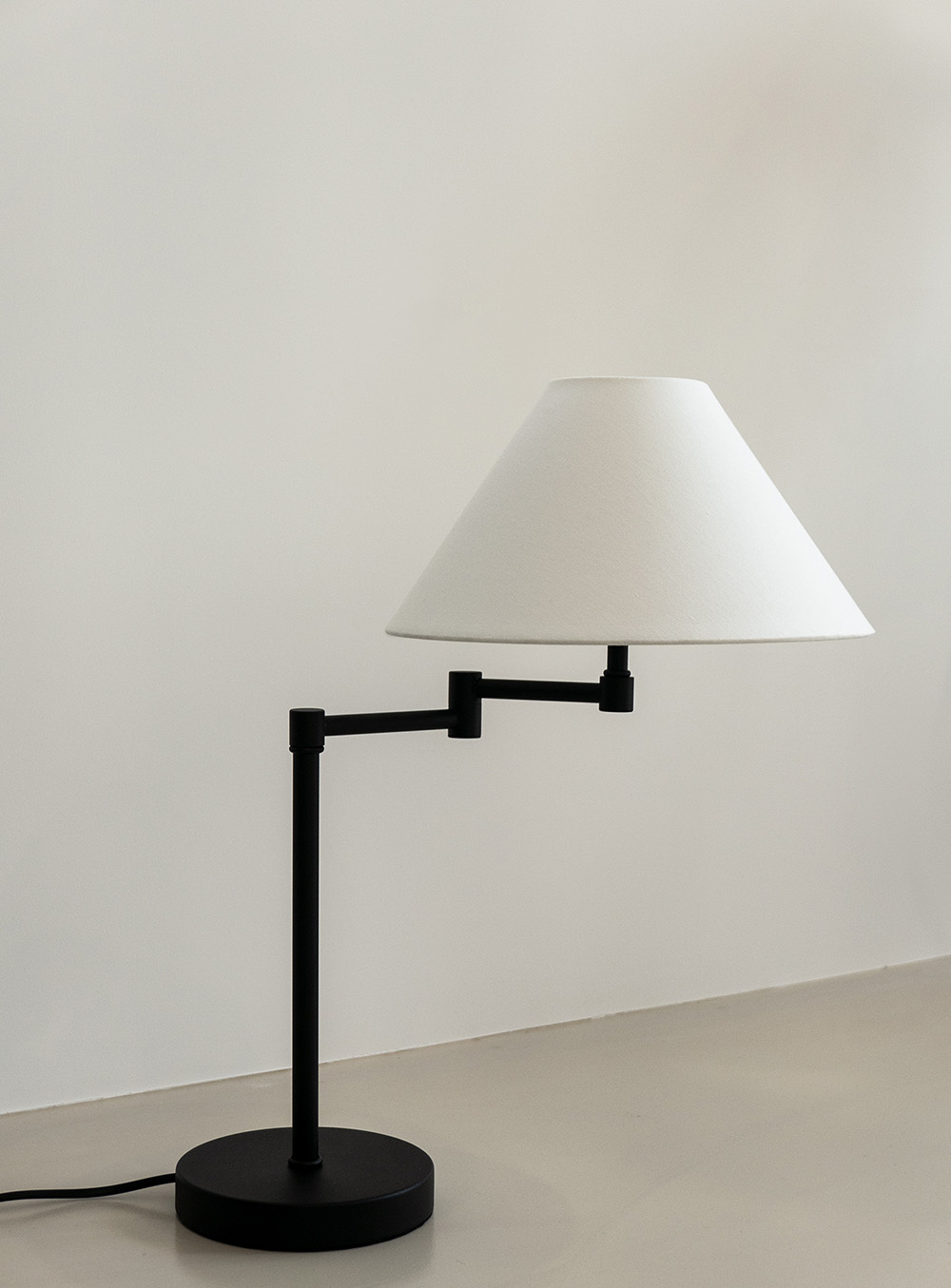 에프에프 컬렉티브 - Line Stand Lamp Black