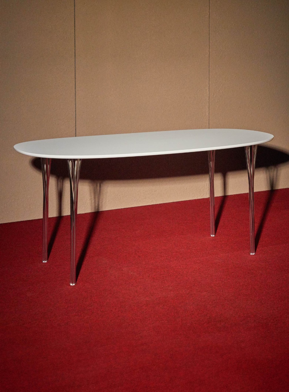 매직볼트 - SWIRL Table